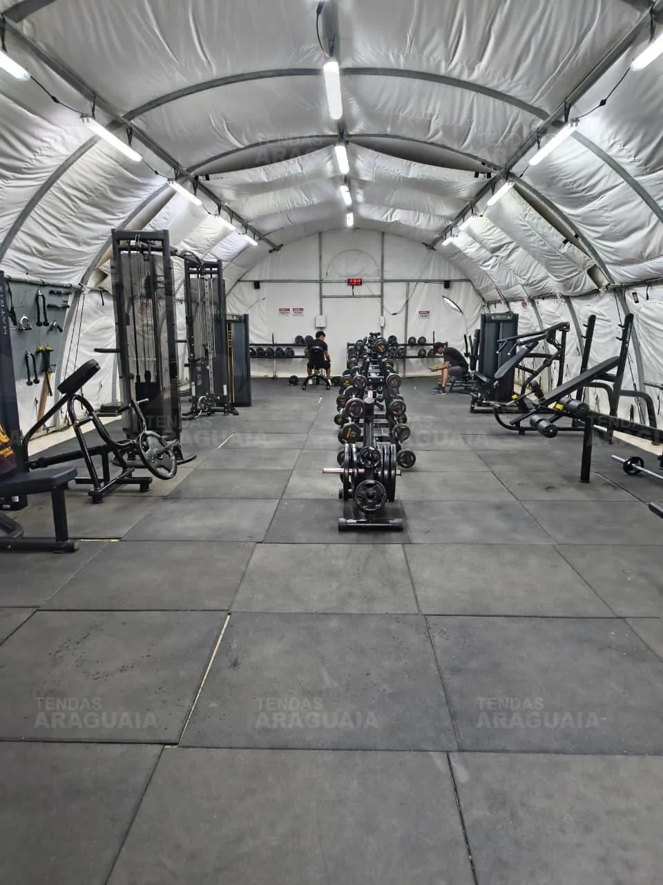 Academia completa de musculação dentro da tenda carpa