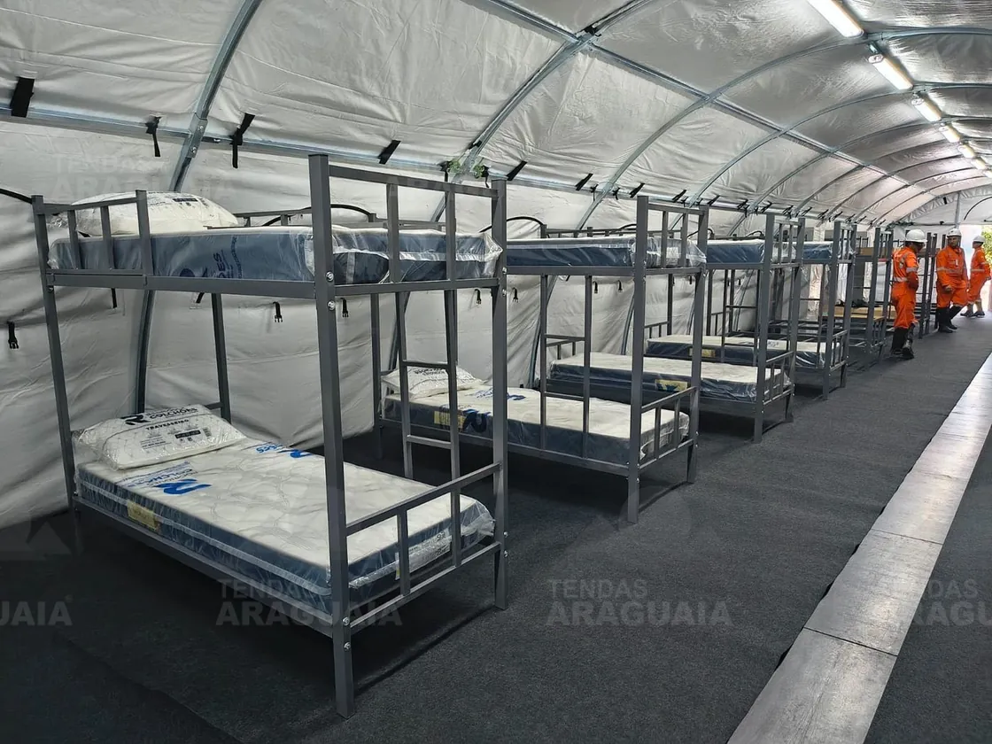 Dormitório organizado com beliches